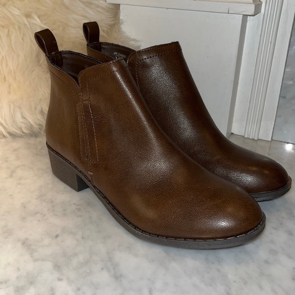 NEW! American Rag Cadee Ankle Booties Brown - Picture 4 of 12